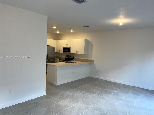 Building Photo - 2679 SE 25th Ter