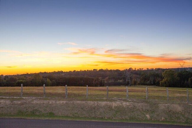 Building Photo - Stunning 3 bed, 2 bath, 1 car garage located in West Tyler!!
