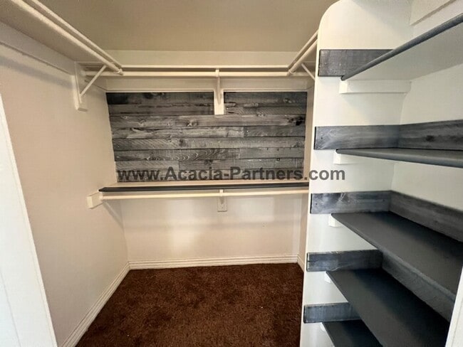 Building Photo - Remodeled Townhome