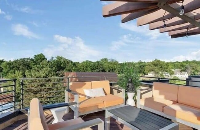 Building Photo - Gorgeous Luxury Townhome