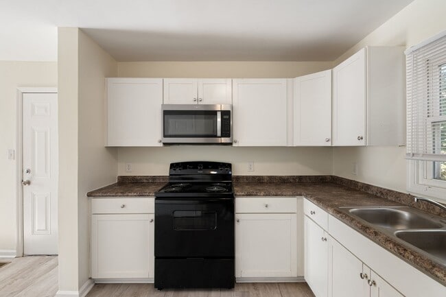 Building Photo - 2 Bedroom Duplex: Available Now