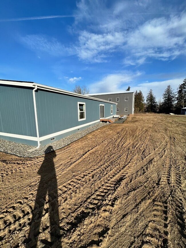 Building Photo - Large Spacious 5 Bedroom House with Fenced Yard