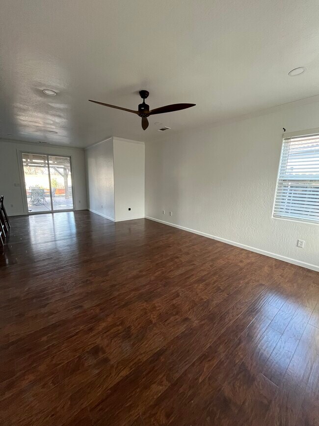 Building Photo - 5183 E Lowe Ave