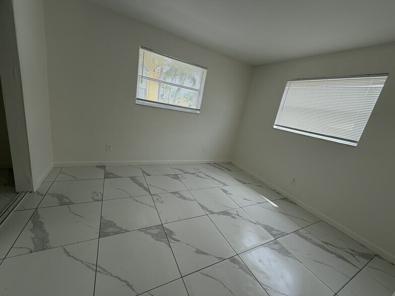 Building Photo - 2851 NW 15th Ct