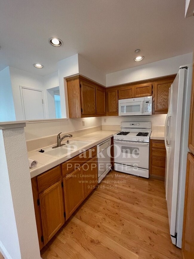 Building Photo - Great Townhouse in Livermore Available Now!