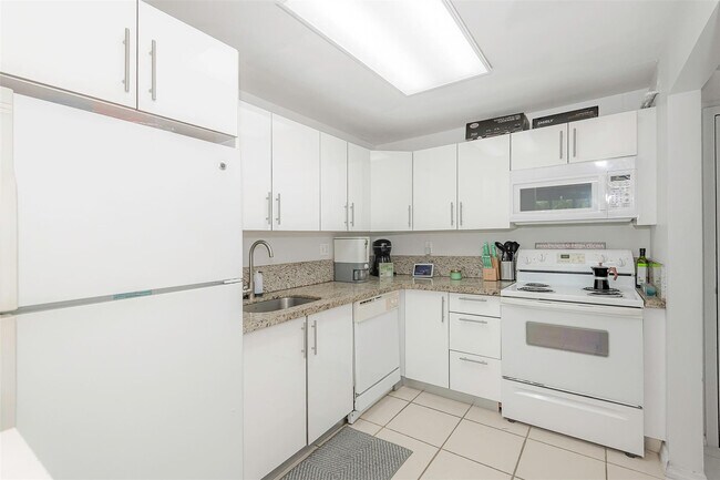 Building Photo - 100 Lakeview Dr