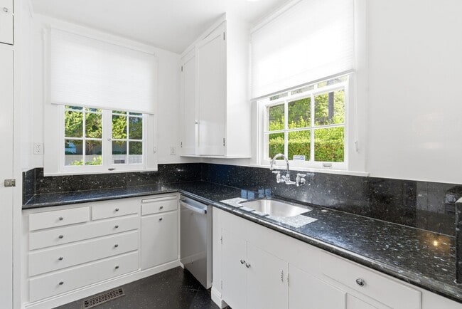 Building Photo - 501-503 Mandana Blvd