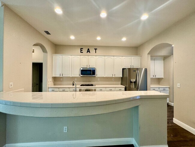 Building Photo - CLEAN AND SPACIOUS ONE STORY, 3 BED, 2 BATH, 2 CAR GARAGE IN WEST SACRAMENTO