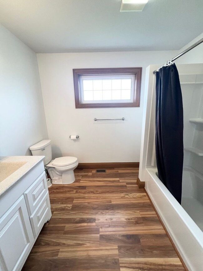 Building Photo - NEW LISTING! 3 Bedroom home