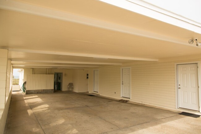 Building Photo - Charming Beach-Front 4bd Home