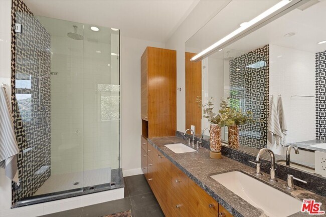 Building Photo - 2700 Glendower Ave