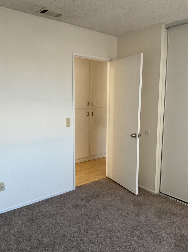 Building Photo - "Discover Coastal Living: Spacious 3-Bed, 2-Bath Townhouse