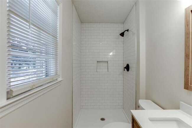 Building Photo - 1755 Straw Valley Rd