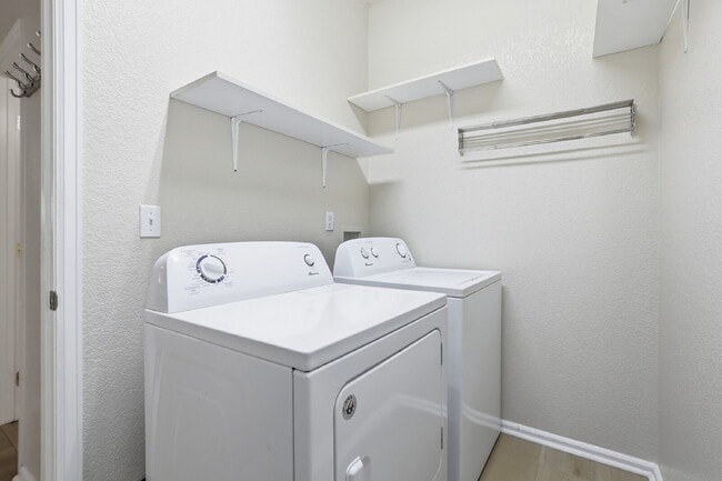 Building Photo - $2,540.95 - 3 Bed, 2.5 Bath Townhome in Aurora with In Unit Laundry!