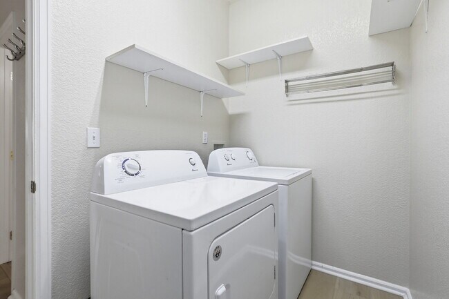 Building Photo - $2,735.95 - 3 Bed, 2.5 Bath Townhome in Aurora with In Unit Laundry!