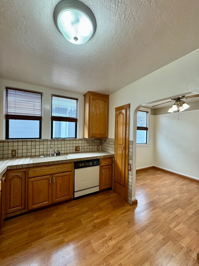 Building Photo - 615 Prague St