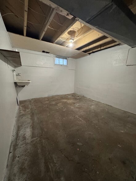 Building Photo - 233 N Poplar Ave