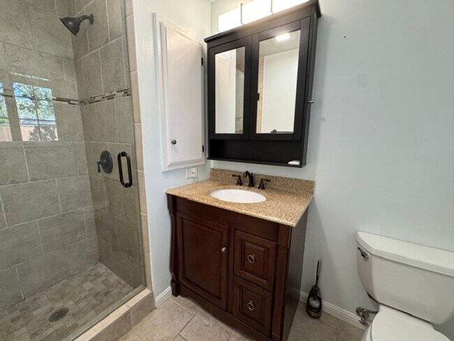 Building Photo - Beautiful 3 bedroom, 2 bath single level home in the Woodlands-Walnut Creek