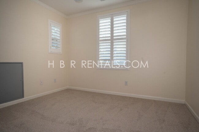 Building Photo - Comfort, Convenience & Space — Tracy Living at Its Best