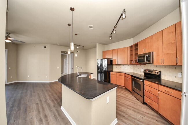 Building Photo - 5455 Richmond Ave.