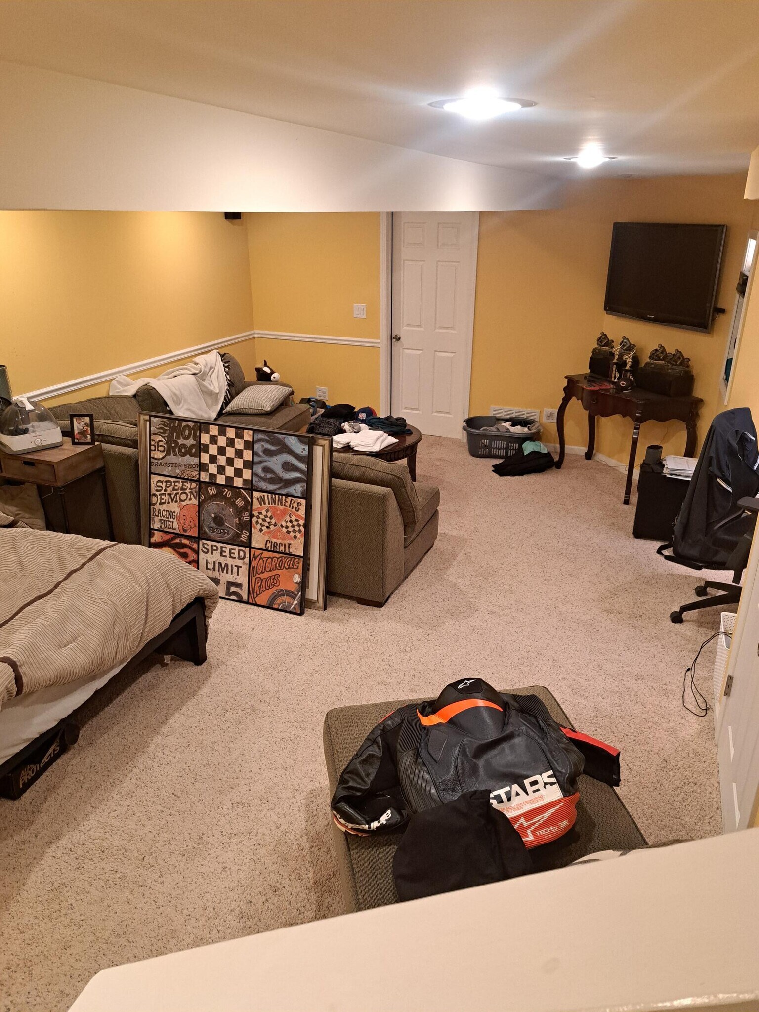 Building Photo - 1990 Middlebury Dr