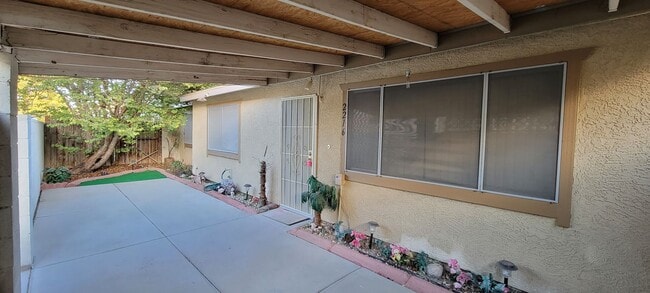 Building Photo - 2 bedrooms 2 car garage Central LV