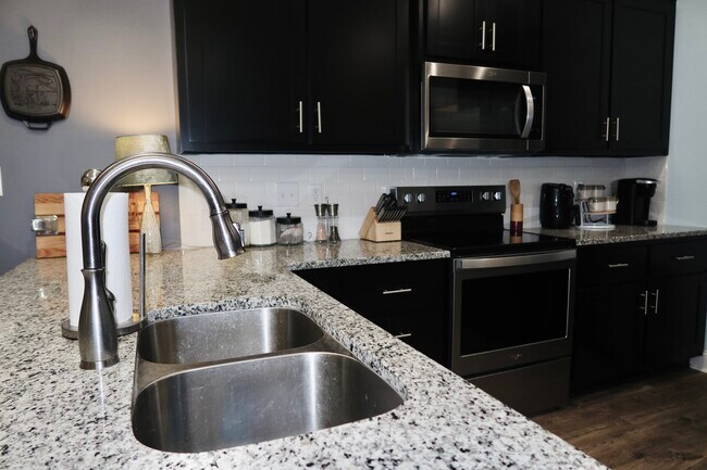 Building Photo - 15695 Landview Ln