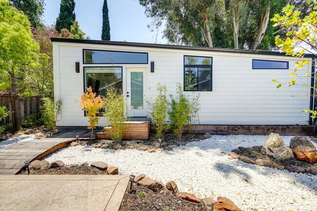 Building Photo - 510 Iris St