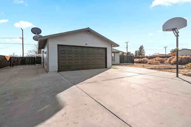 Building Photo - Available Now...Gorgeous Modern Updated Home!
