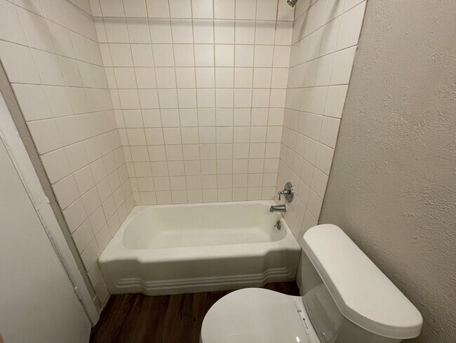 Building Photo - 606 Bangor Ave