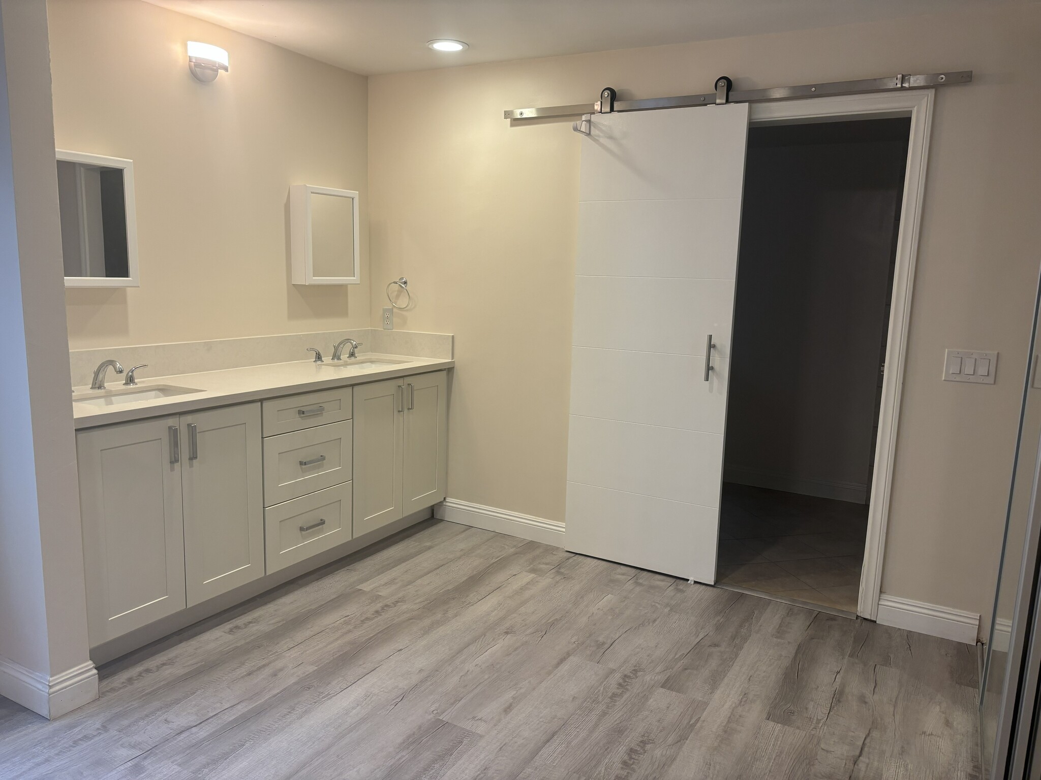 Building Photo - 2032 E Bermuda St