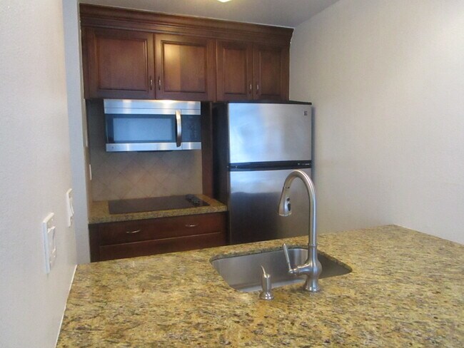 Building Photo - 640 The Vlg