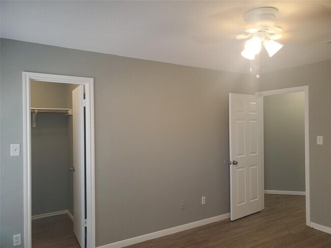 Building Photo - 2221 Creekside Ln