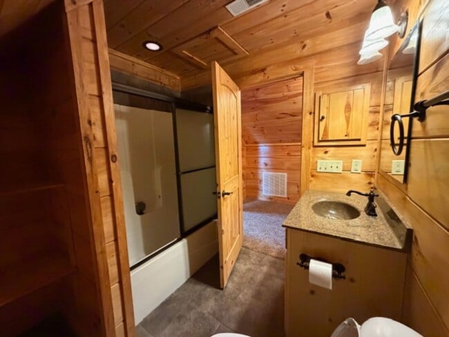 Building Photo - Sevierville 37876 - 3 bedroom, 3.5 Bath, 2486 sq. ft. Cabin and a 672 sq. ft. Studio above garage...