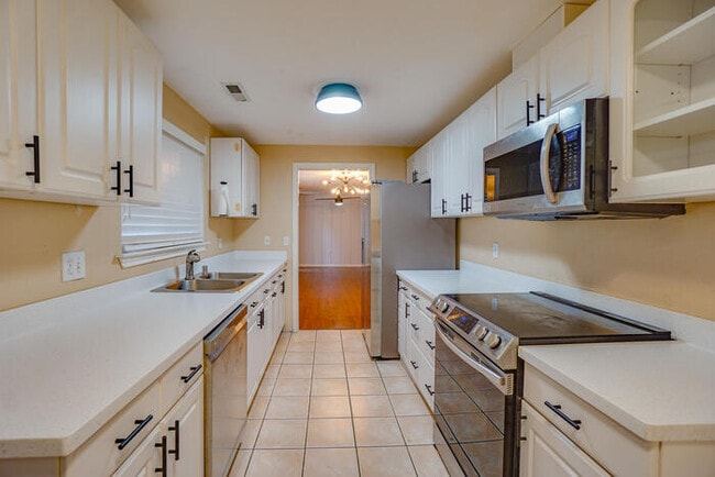 Building Photo - THREE BEDROOM HOUSE IN VANCOUVER