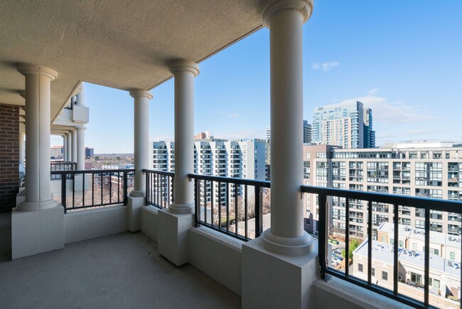 Building Photo - 1600 N Oak St