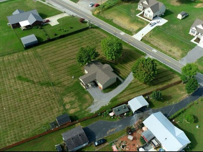 Building Photo - 3 Bedroom Single Family Home in Beechgrove
