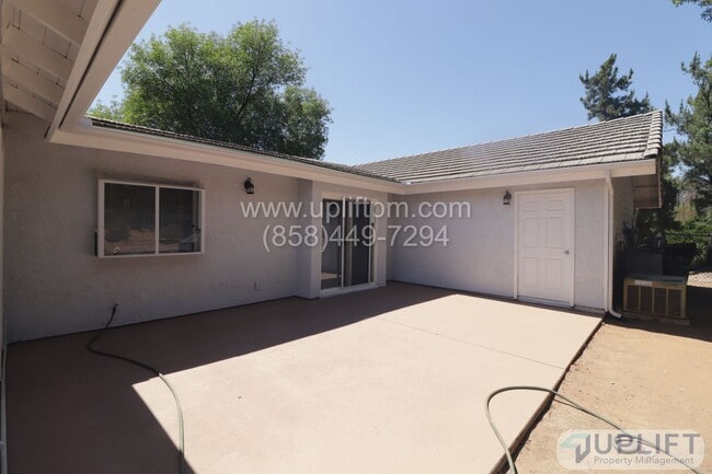 Building Photo - 3 Bedroom 2 Bathroom in Country Estates