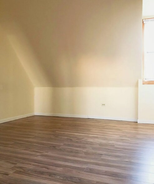 Building Photo - 1368 W Evergreen Ave