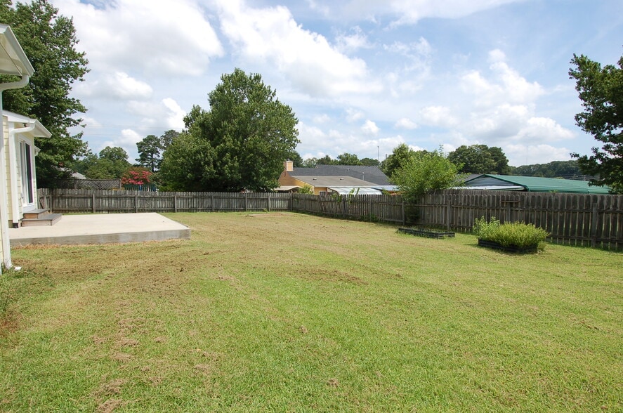 Building Photo - 705 S Hughes St