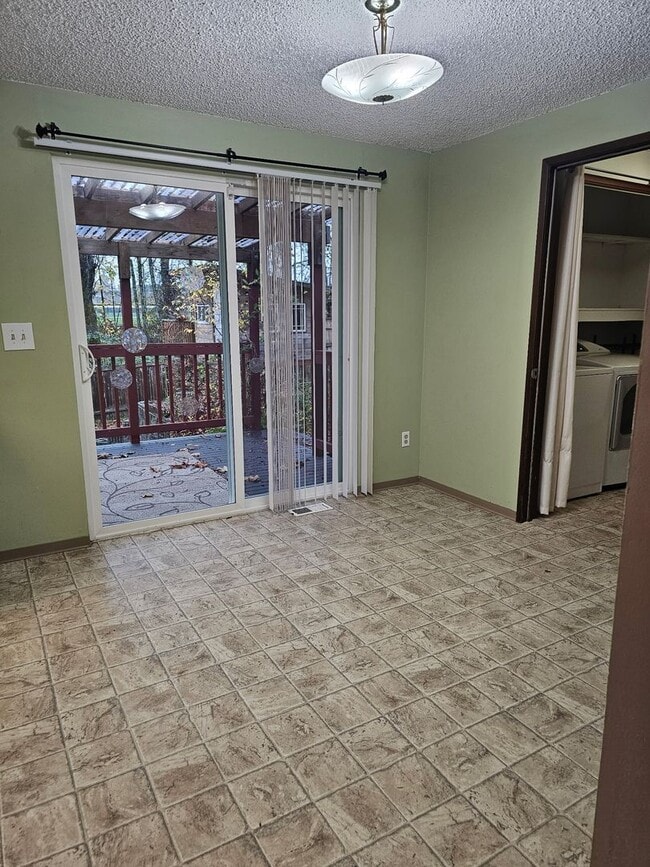 Building Photo - 3 Bedroom 1.5 Bathroom Single Family Home ...