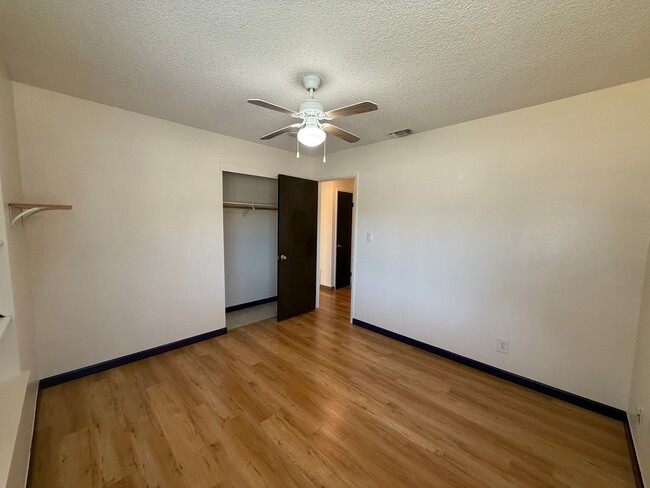 Building Photo - 3 bed 2 bath home available now!