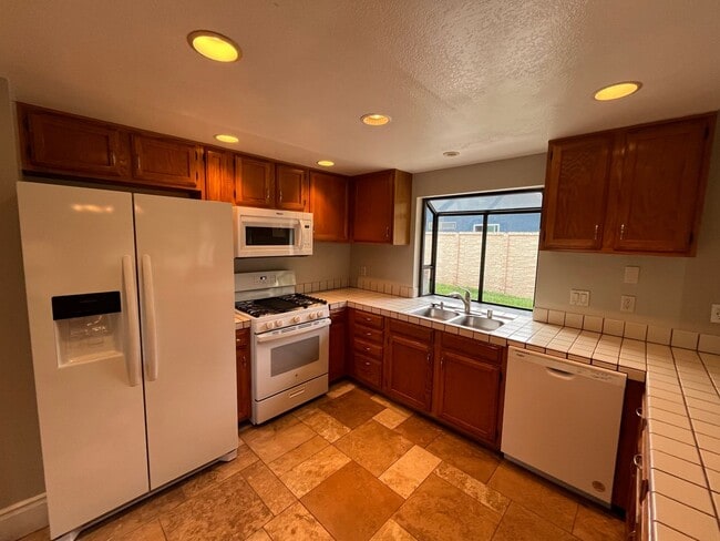 Building Photo - Single Story 3 Bedroom House in South Oceanside