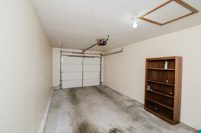 Building Photo - Maintenance free 2 bedroom, 1 bath town-ho...