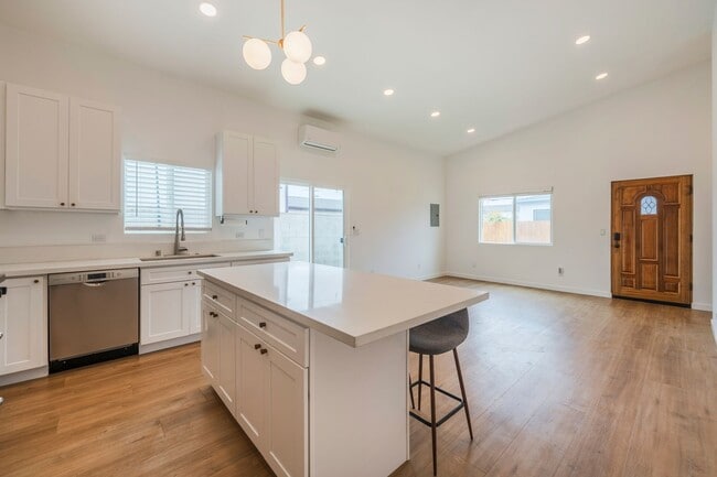 Building Photo - Warm & Inviting Hawthorne Home!