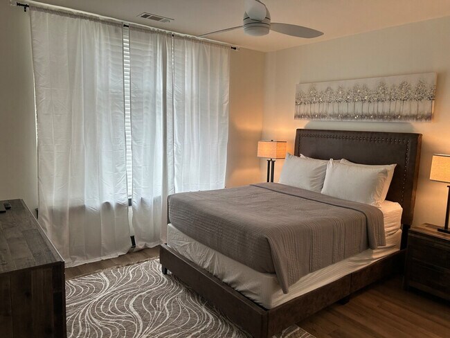 Building Photo - 401 W Trade St