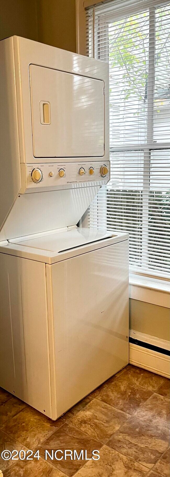 Building Photo - 702 W Main St