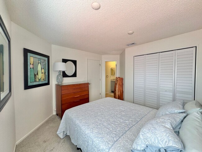 Building Photo - Winterset Condo with Gorgeous Sunset Views!