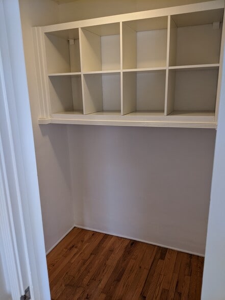 Building Photo - 1546 Rendall Pl