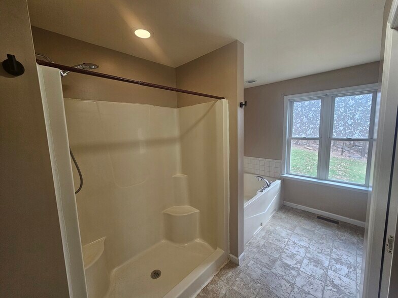 Master bathroom - 852 Gray Fox Rd